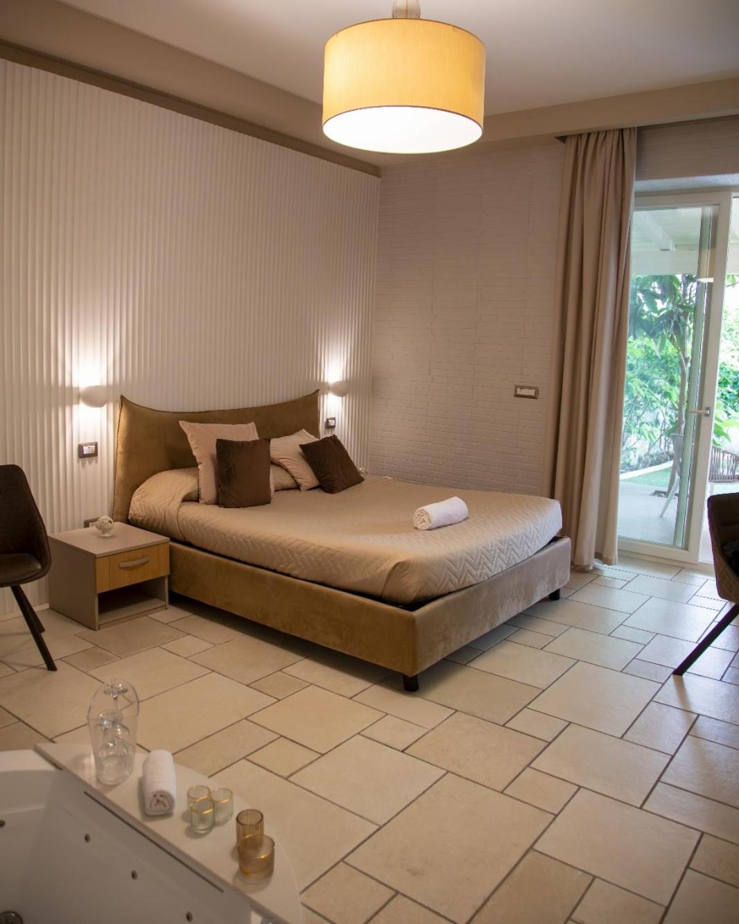 Lux Suite 塔兰托 外观 照片